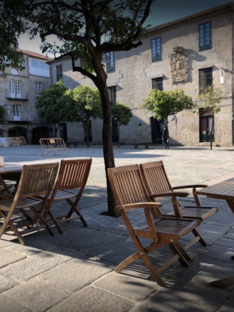 Imagen de la terraza con silleas de La Cámara Restaurante en Pontevedra