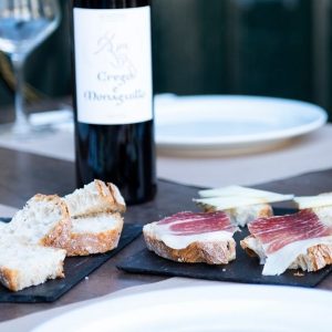 imagen de pinchos ibérico con vino