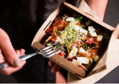 imagen ensalada en taper cartón